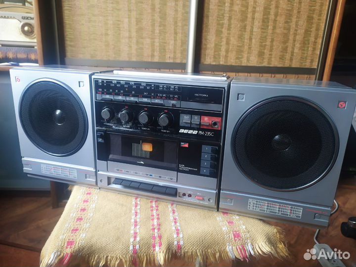 Музыкальный центр с колонками