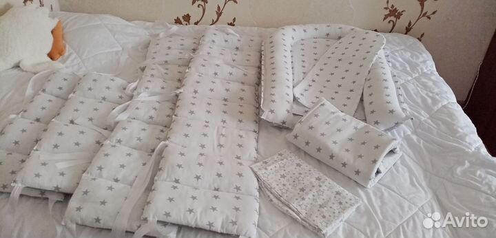 Бортики в кроватку +кокан, одеяло и простынка