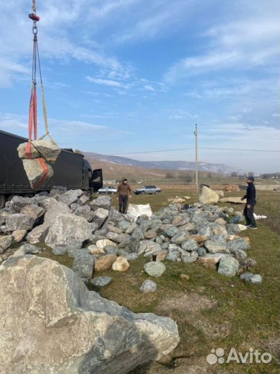 Природный камень валун златолит