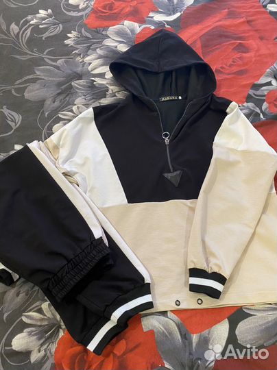 Спортивный костюм женский