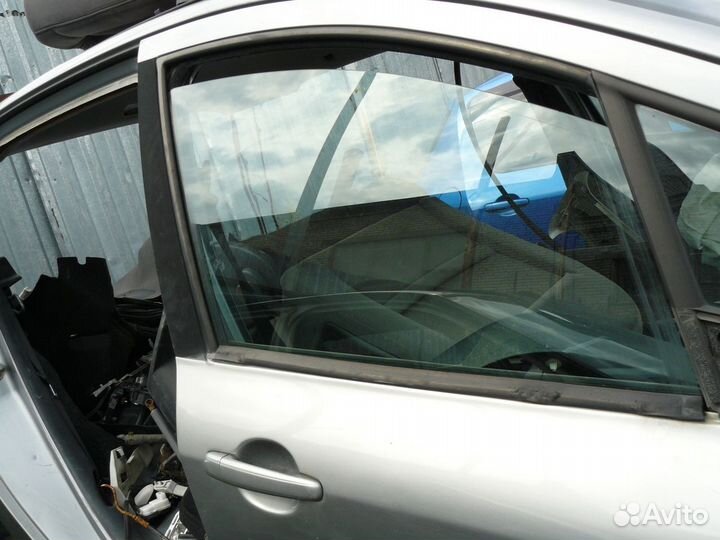 Стекло переднее правое для Peugeot 307