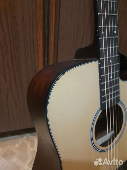 Акустическая гитара с набором комплектующих