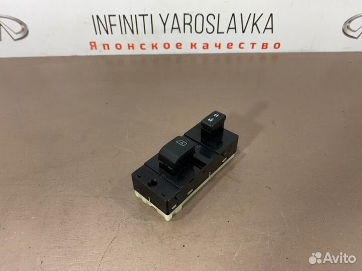 Кнопки стеклоподъёмника передние правые Infiniti