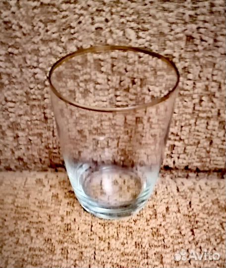 Стакан из тонкого стекла с золотой окантовкой