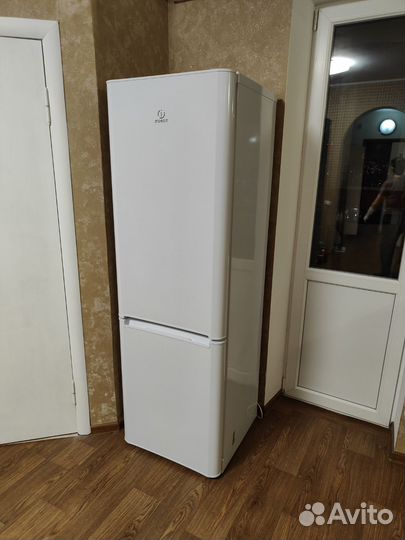 Холодильник indesit