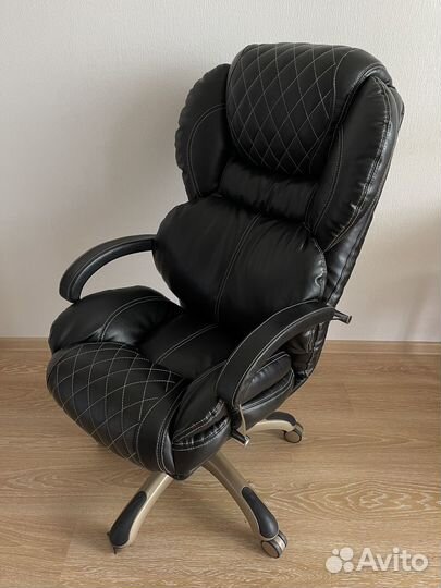 Кресло руководителя, офисное, черное, мягкое