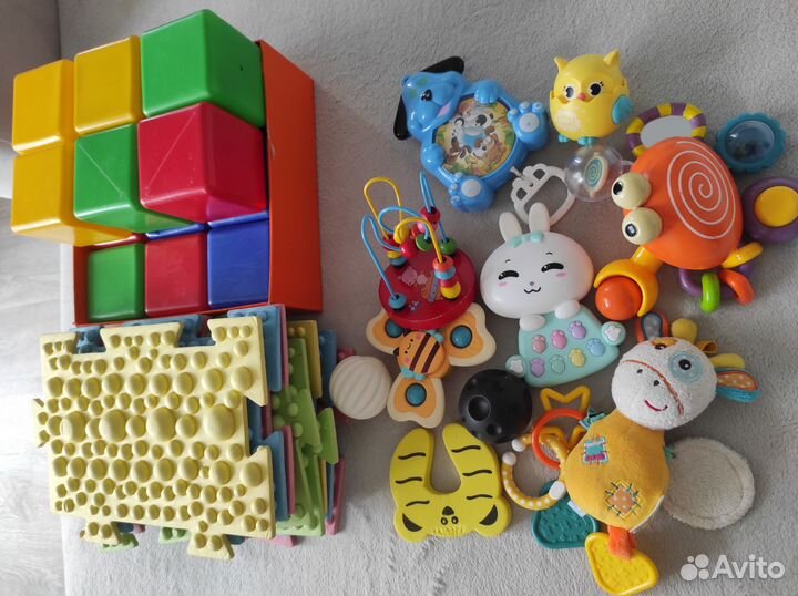 Ортопедический коврик и игрушки для развития