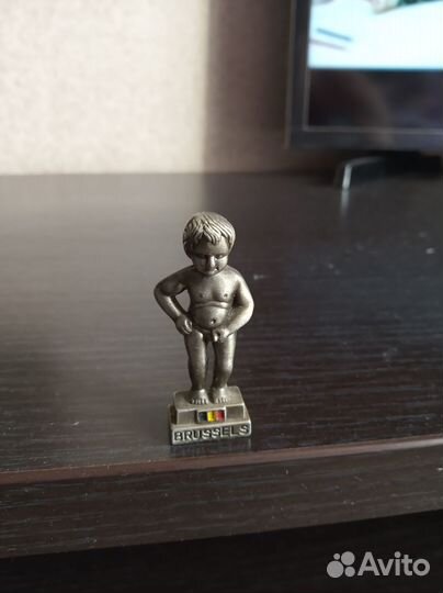 Магнит на холодильник писующий мальчик металл