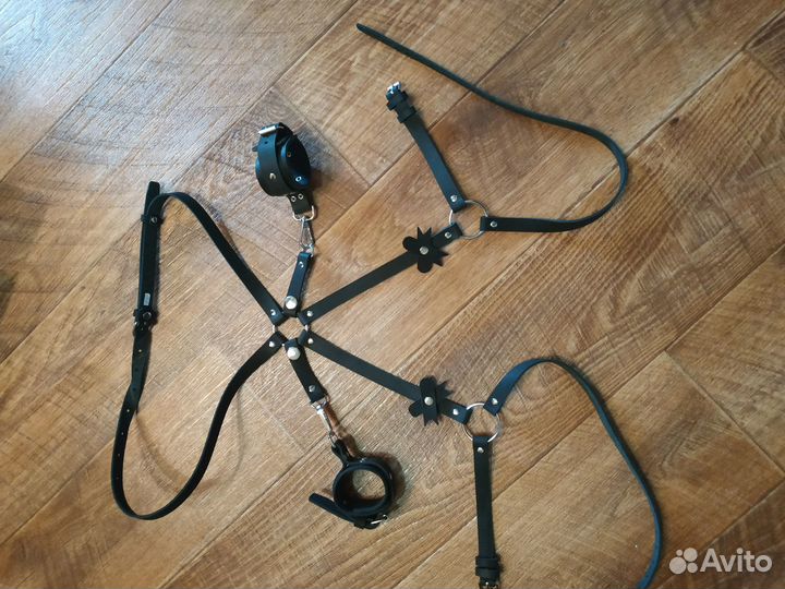 Гартеры с эффектом пуш-ап и наручники