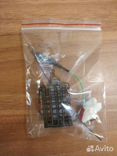 Оснастка фидерная, донная с кормушкой