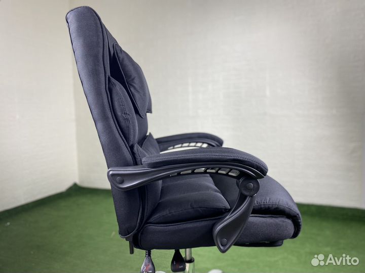 Офисное кресло руководителя массаж черное 303