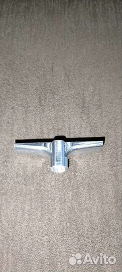 Крепёжная планка, лапка безынерционной катушки