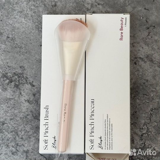 Rare Beauty Soft Pinch Blush кисть для румян