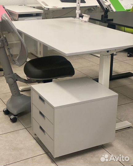 Рабочий письменный стол с регулировкой высоты