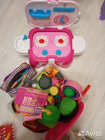 Кухня с посудой и продуктами