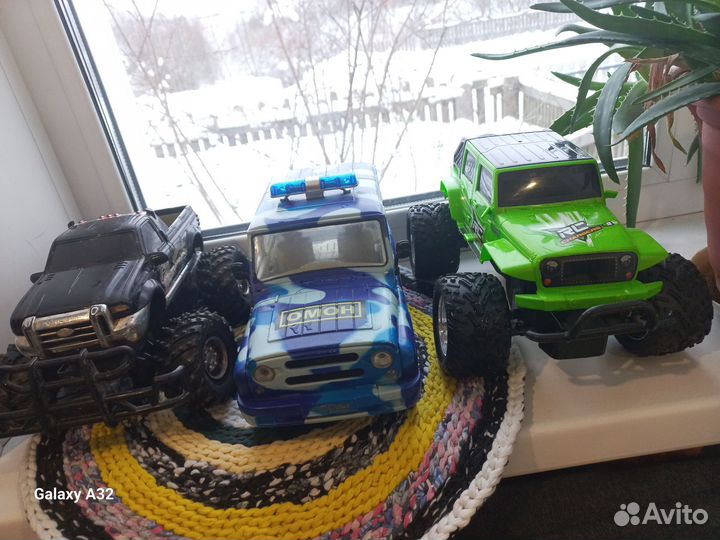 Игрушечные машинки большие - несколько штук