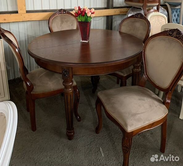 Стол и стулья