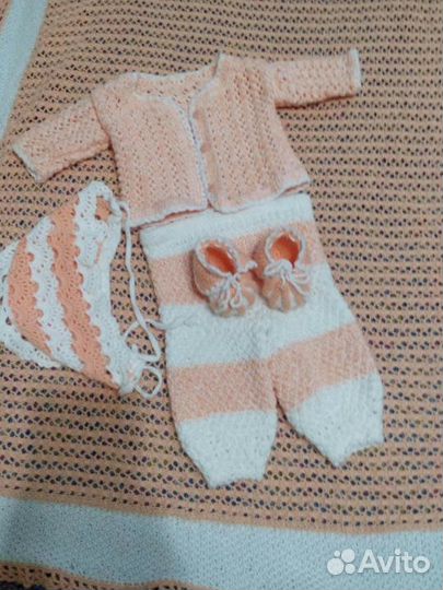 Набор кофточка,штанишки, чепчик,пинетки