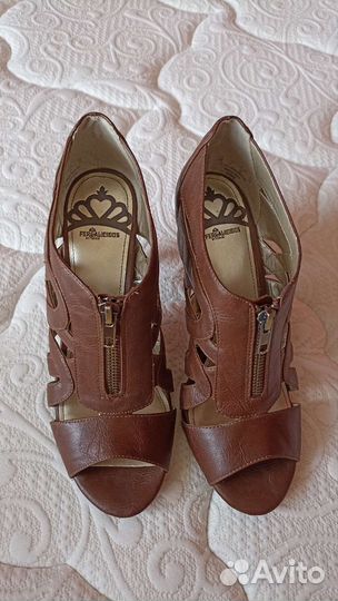 Босоножки Fergie