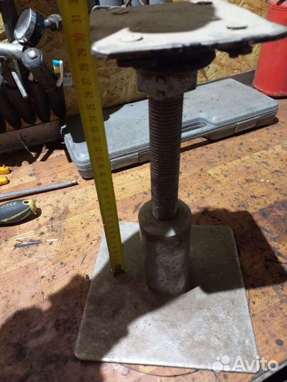 Домкрат винтовой