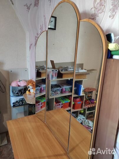 Зеркало. Дамский столик