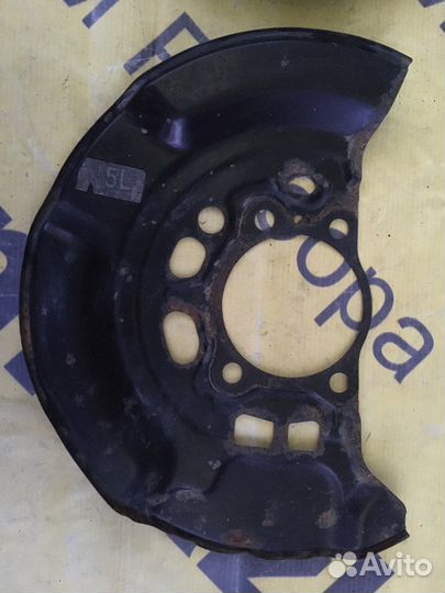 Щиток переднего тормозн. диска Toyota Corolla 180