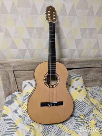 Классическая гитара с чехлом