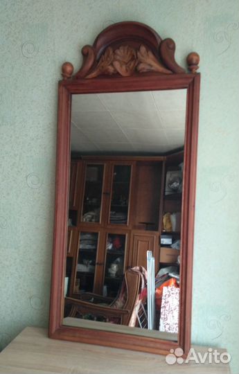 Зеркало настенное в резной деревянной раме