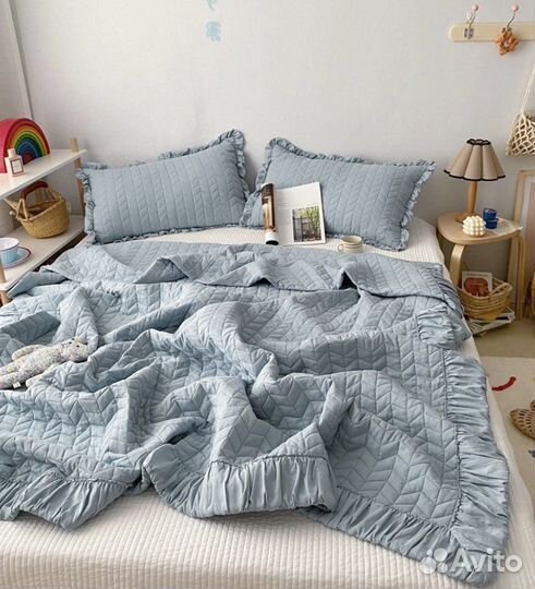 Покрывало на кровать с наволочками и простыней