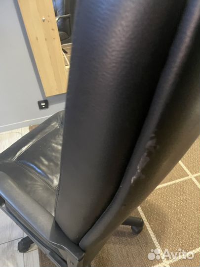 Офисное кожаное кресло бу