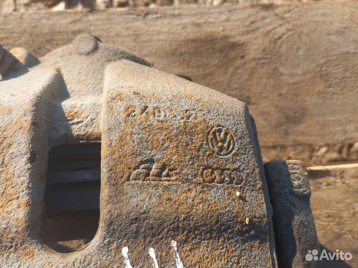 Суппорт передний правый фольцваген джетта 6