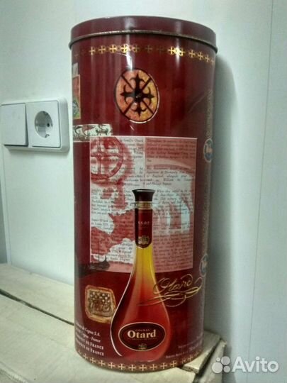 Металлическая упаковка от коньяка otard