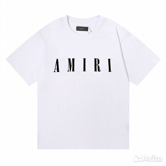 На руках футболки Amiri