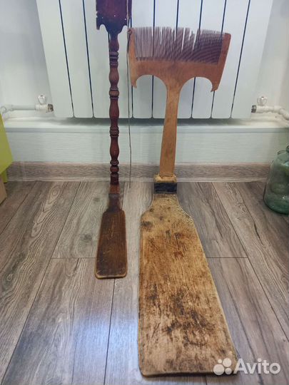 Старинная чесалка и прялка