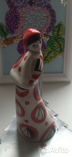 Статуэтка фарфоровая