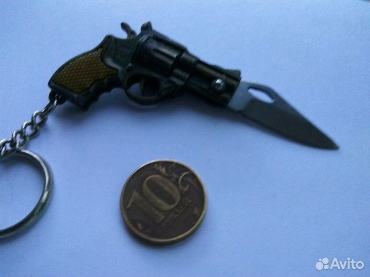 Корпоративные сувениры. Выкидной нож брелок. Брелок госномер белый и серебрянный. Авито брелок. Пандора 3250 брелок авито.