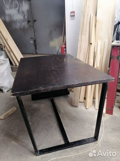 Стол с металлическими ножками