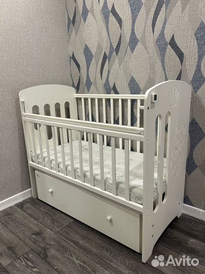 Детская кроватка и комод