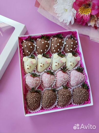 Фрукты и клубника в шоколаде