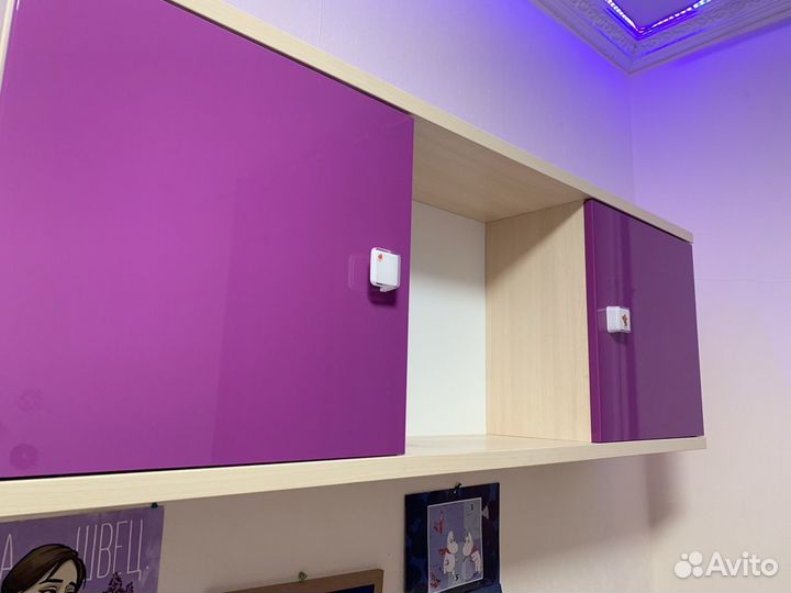 Письменный стол с настенным шкафом