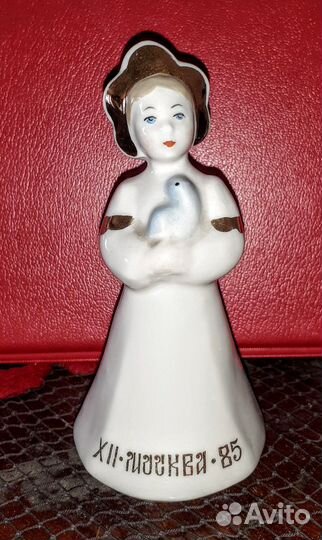 Статуэтка фарфоровая Девушка в кокошнике с голубем