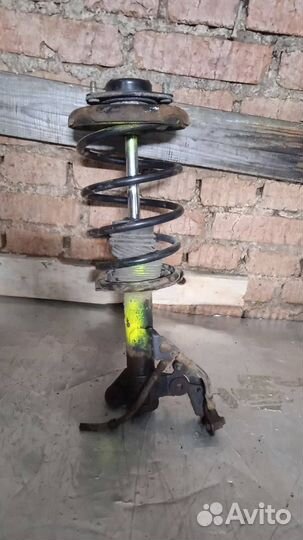 Стойка амортизатора передняя левая Nissan Primera