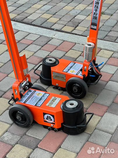 Домкрат подкатной грузовой пневмогидравлический