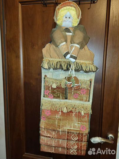 Традиционная кукла с кармашками панно подвесная