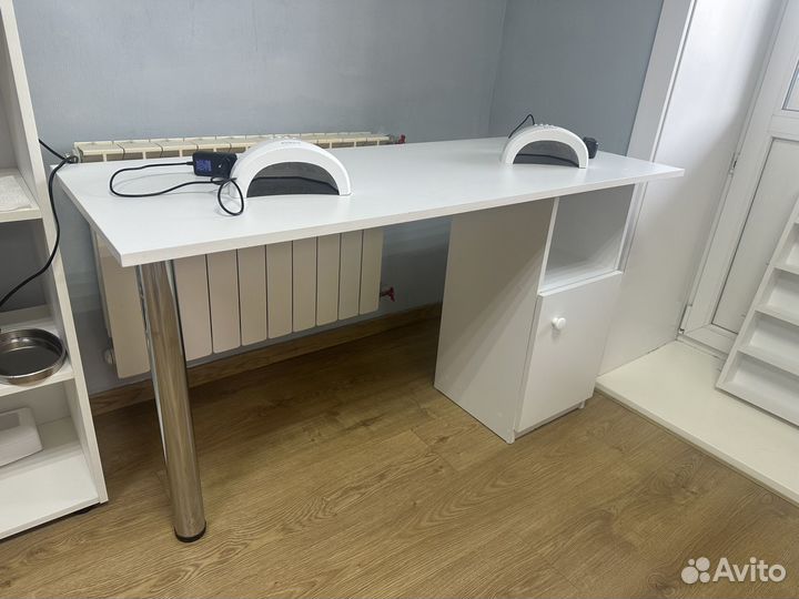 Маникюрный стол с полкой