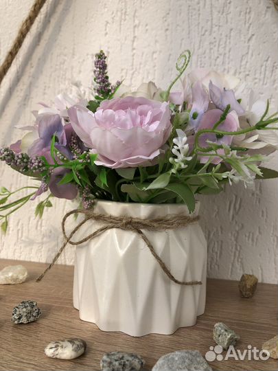 Искусственные цветы в кашпо