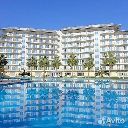 Официант шведской линии