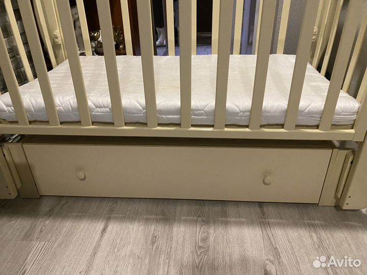 Детская кроватка с маятником