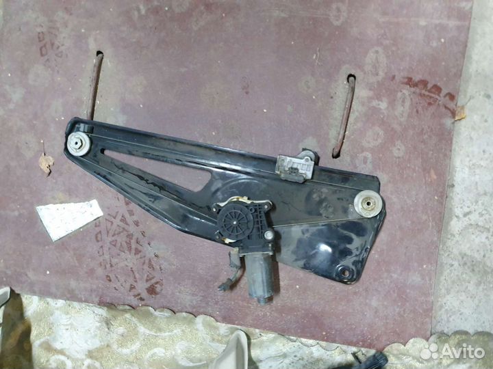 Стеклоподьемник задний на ренж ровер вог 3