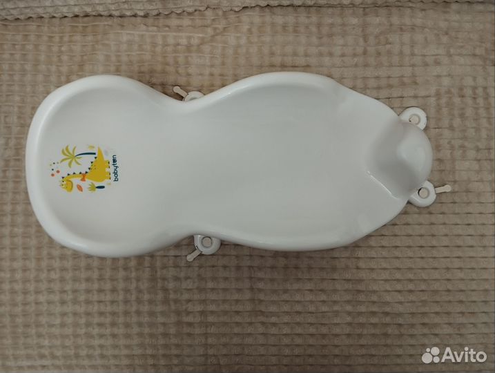 Ванночка для купания новорожденного с горкой белая